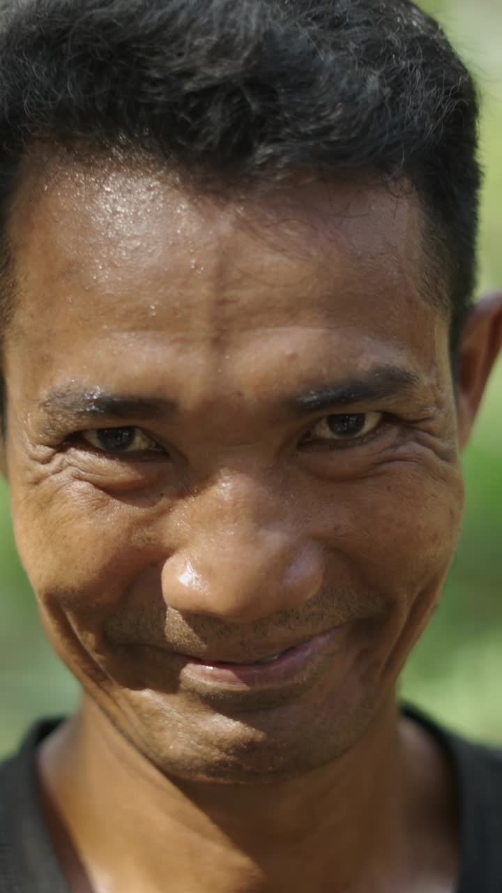 Ritratto ravvicinato di un uomo sorridente