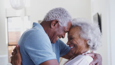 Foto-De-Perfil-Amorosa-Pareja-Senior-Abrazándose-En-Casa-Juntos