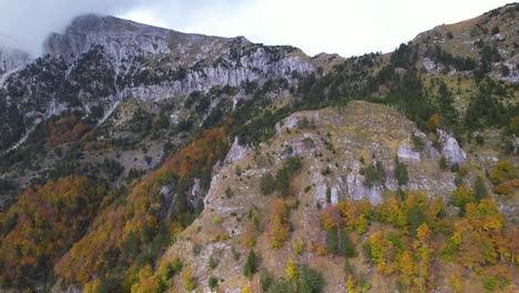 Paisaje-Montañoso-Paradisíaco-Con-Bosque-Salvaje-Y-Follaje-Colorido-De-Otoño-En-Los-Alpes-De-Albania