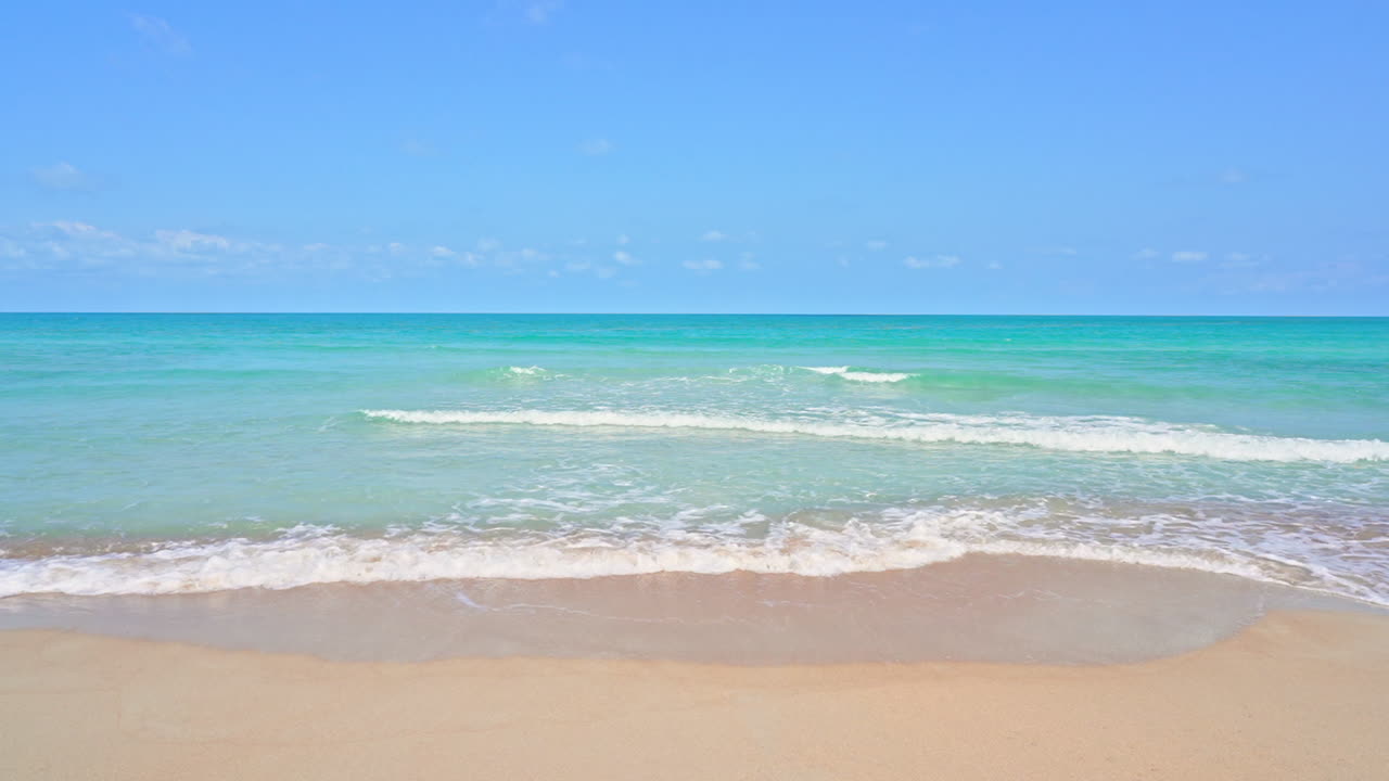 손길이 닿지 않은 모래와 깨끗한 물이 있는 목가적인 빈 해변