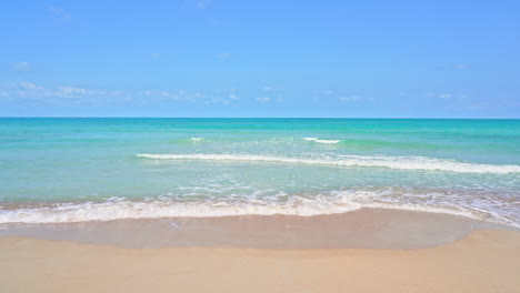 Idílica-Playa-Vacía-Con-Arena-Virgen-Y-Agua-Limpia