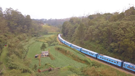 Drohnenaufnahmen-Aus-Der-Luft-Des-Fahrenden-Zuges-In-Sri-Lanka