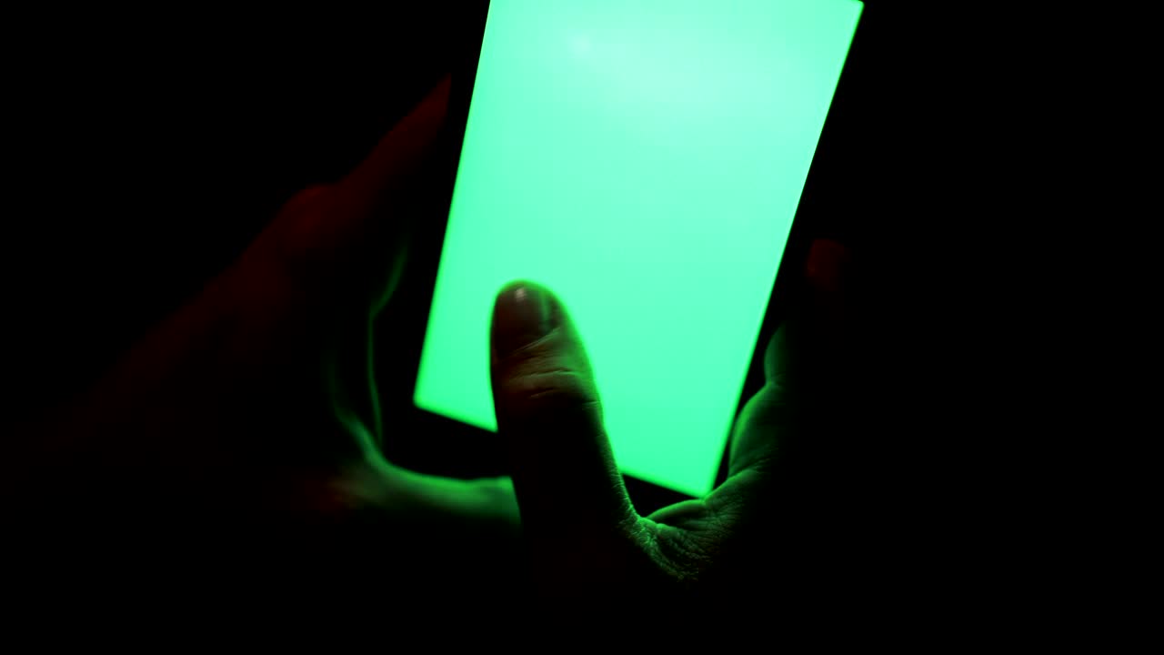 mujer usando un teléfono inteligente con pantalla verde