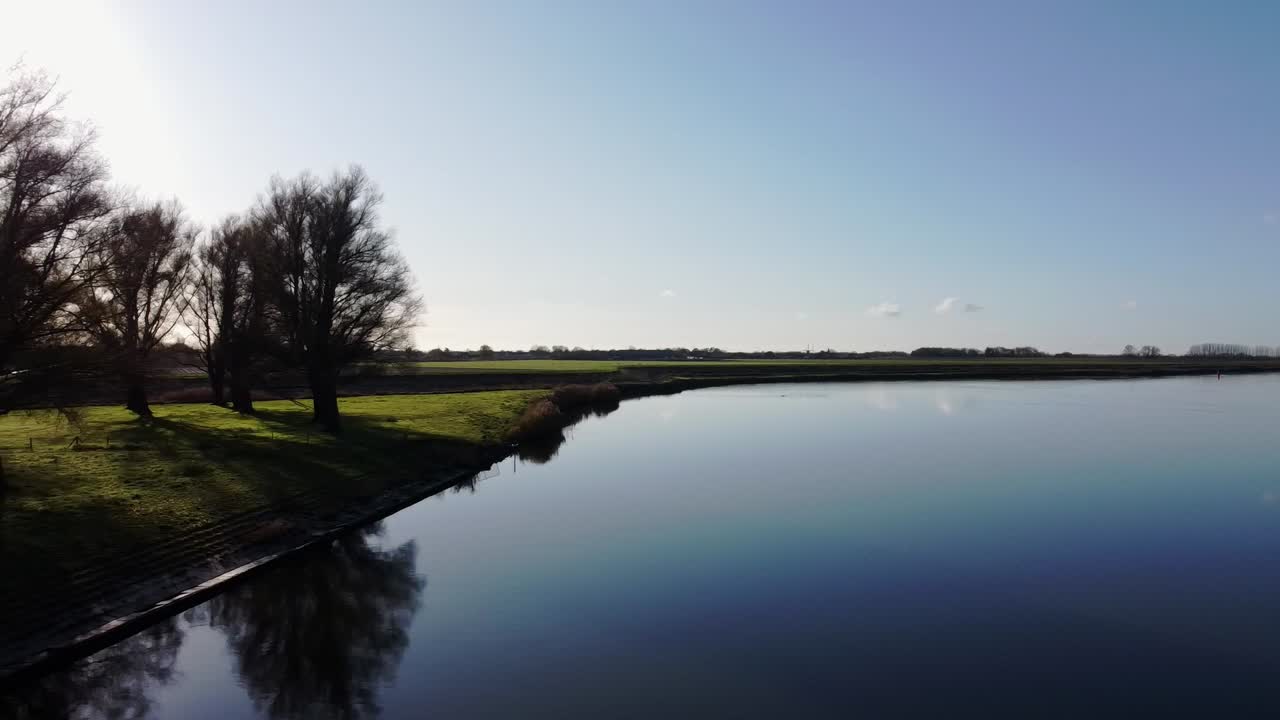 imágenes de drones retroiluminados del río de marea het spui en holanda con clima tranquilo y despejado