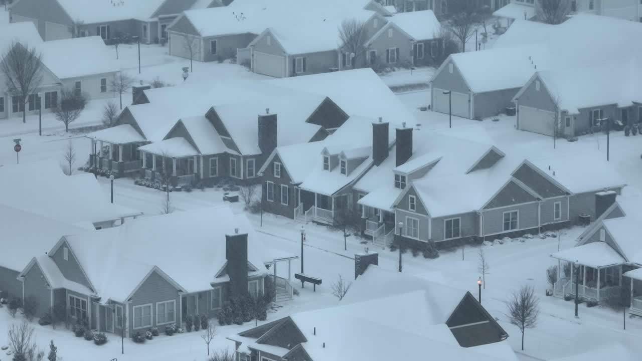 zona de vivienda cubierta de nieve con grandes casas unifamiliares