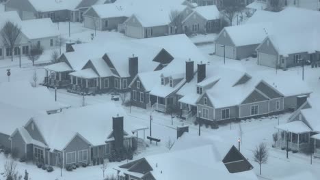 Schneebedeckte-Wohngegend-Mit-Großen-Einfamilienhäusern