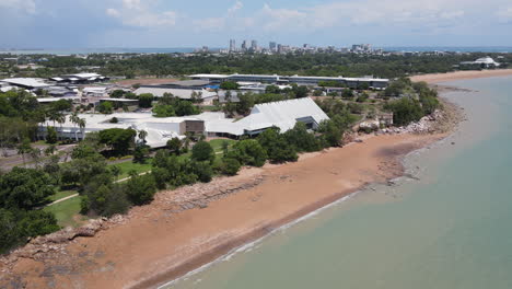 Toma-De-Drones-En-Movimiento-Lento-Del-Horizonte-De-Darwin-Y-Museo-Y-Galería-De-Arte-Del-Territorio-Del-Norte