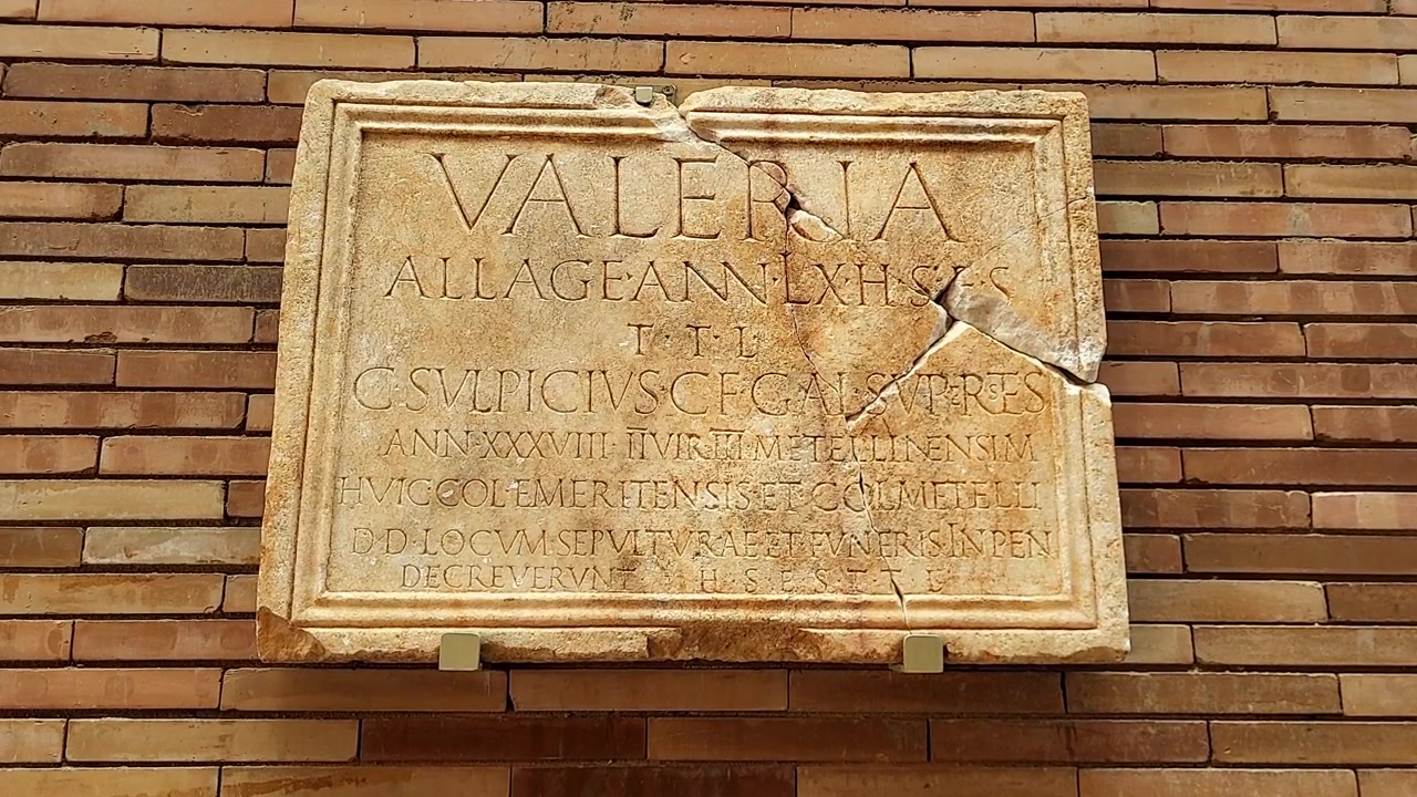 Lápide romana. Estela. Inscrições romanas antigas esculpidas em pedra. Títulos. Inscrições em latim da Roma antiga. Arqueologia romana. Mérida. Espanha