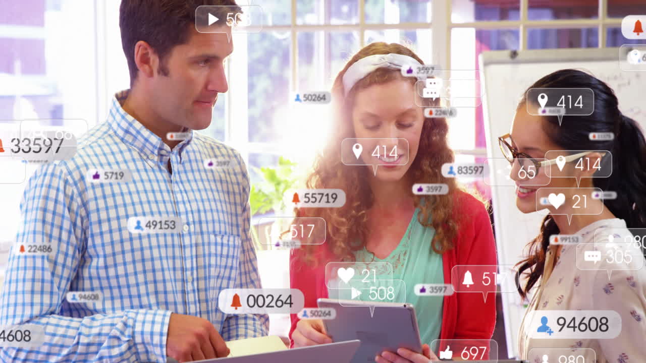 animación de números cambiantes e iconos de notificación sobre diversos compañeros de trabajo discutiendo en la tableta.
