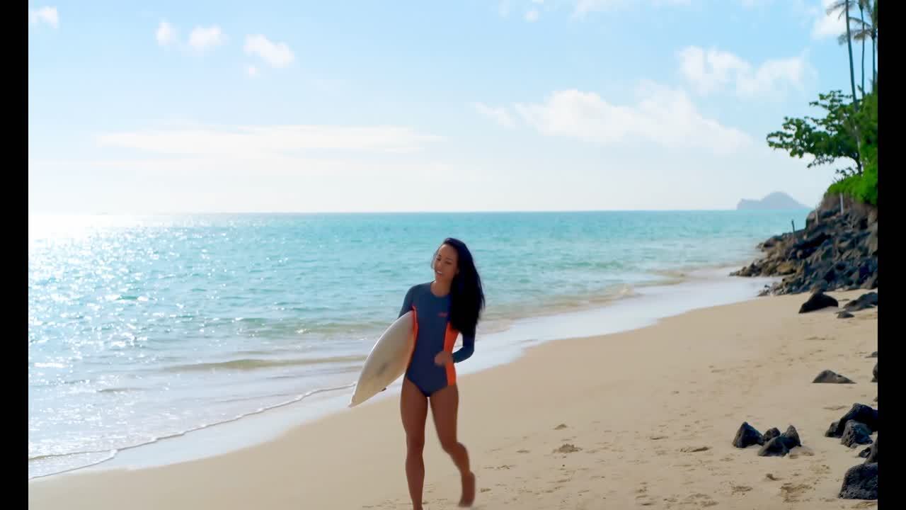 여성 서퍼가 서프보드 4k와 함께  ⁇ 고 있습니다.