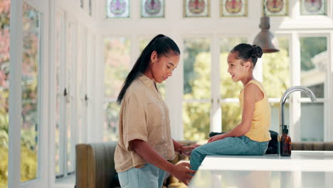 Madre,-Beso-Y-Niño-Listos-Para-La-Escuela.