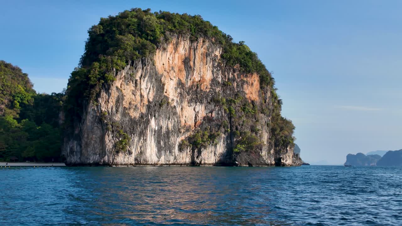 Maestose scogliere calcaree dell'isola di Ko Hong, Krabi. Le acque cristalline e blu e la vegetazione lussureggiante creano un panorama naturale mozzafiato