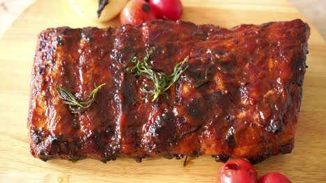 costillas de cerdo a la parrilla y barbacoa