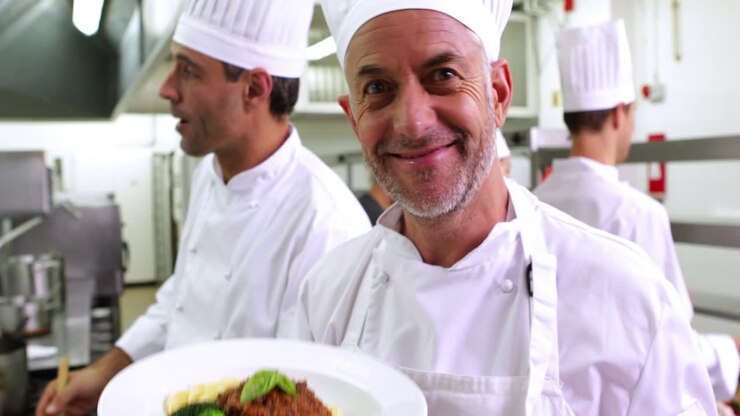 Chef che mostra i suoi spaghetti alla bolognese alla telecamera