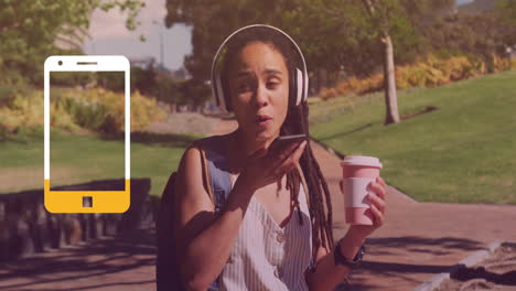 animación del icono de teléfono inteligente sobre mujer biracial hablando en teléfono inteligente en el parque