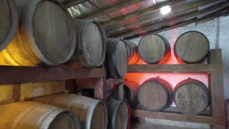 muchos barriles envejecidos con licor de caña de azúcar en el interior