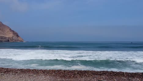 Drohnenaufnahmen,-Die-Durch-Zwei-Säulen-An-Einem-Felsigen-Strand-Namens-„la-Herradura“-In-Lima,-Peru,-Fliegen