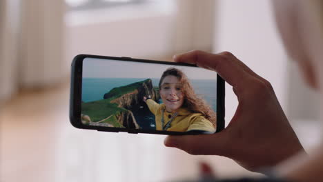 mujer joven hablando en video con un amigo usando un teléfono inteligente saludando con la mano compartiendo vacaciones en escocia mejores amigos disfrutando de la comunicación a larga distancia