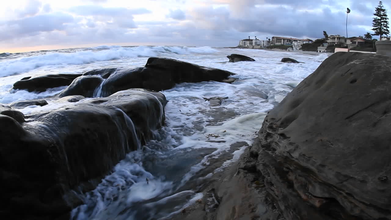 해가 진 직후 파도가 해변으로 밀려온다