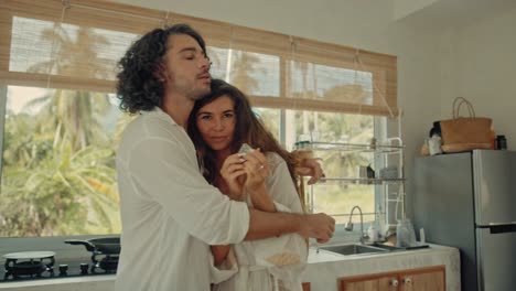 una pareja feliz en una cocina.