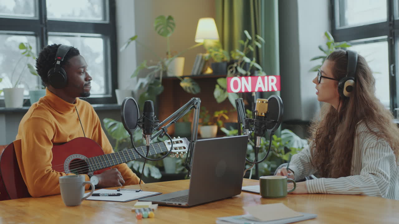 podcaster femenina entrevistando a un músico en un estudio de grabación