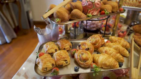 Desayuno-Con-Croissant,-Servido-Como-En-Buffet