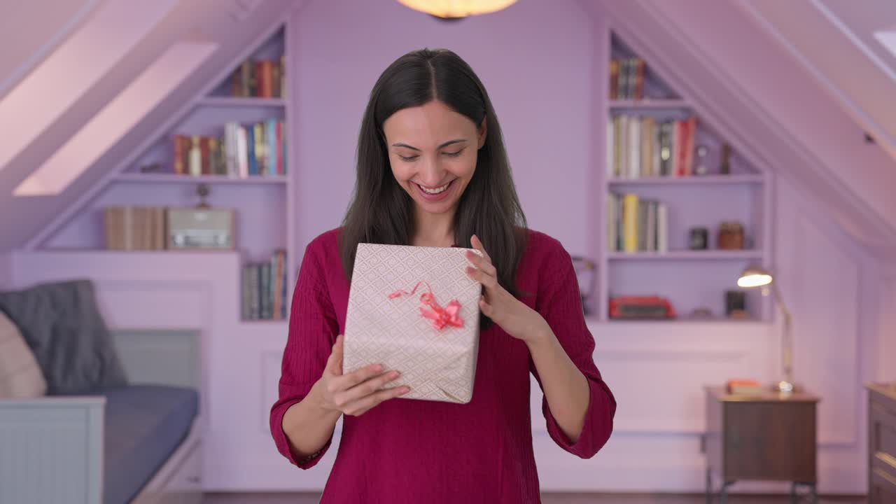 mujer india feliz recibiendo un regalo