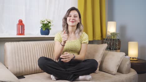 Mujer-Joven-Dando-Mensaje-De-Felicitación-A-La-Cámara-Aplaudiendo.