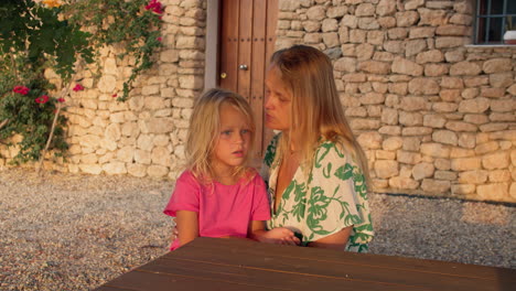 mamá hablando con su hija pequeña.