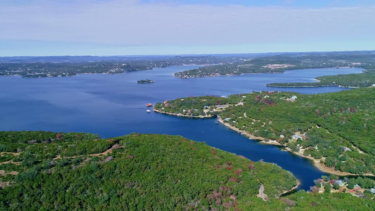 아름다운 화창한 날에 나무와 호수 카메라가 바깥쪽으로 당기는 드론 영상
