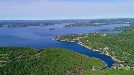 Imágenes-De-Drones-De-La-Cámara-De-árboles-Y-Lagos-Tirando-Hacia-Afuera-En-Un-Hermoso-Día-Soleado