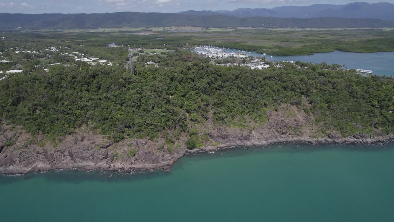 호주 퀸즐랜드주 포트 더글라스에 있는 4마일 해변의 아름다운 해안 - 공중 촬영