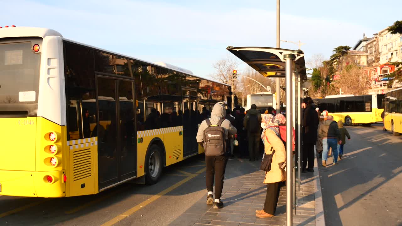 personas esperando un autobús en una parada de autobús ocupada