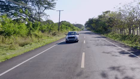 Mini-Cooper-Conduciendo-En-La-Carretera-Durante-El-Día