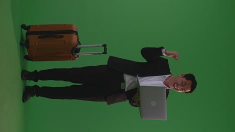 un hombre de negocios emocionado con una computadora portátil y una maleta.