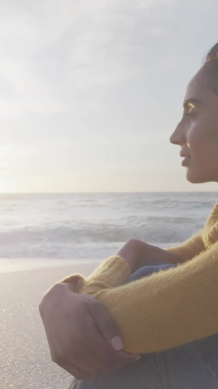 Animazione della bandiera della Francia su una donna seduta in spiaggia