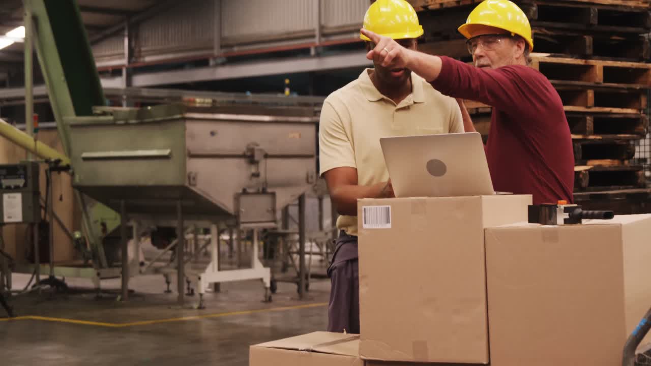 trabajadores discutiendo sobre la computadora portátil