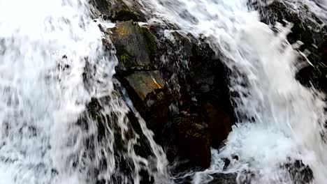 Imágenes-De-Agua-Rápida-Que-Fluye-Sobre-Rocas-En-La-Montaña