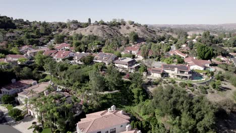 Vista-Aérea-Elevándose-Sobre-El-Rico-Barrio-Montañoso-Suburbano-De-Calabasas-Los-Angeles