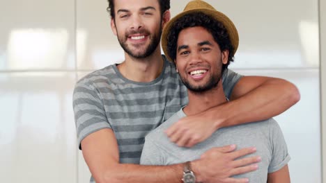 Pareja-Gay-Relajándose-En-La-Cocina