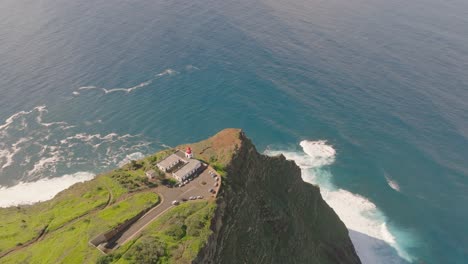 Drohnenflug-über-Den-Leuchtturm-Auf-Der-Klippe-In-Madeira,-Portugal