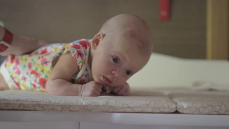 masajeando a una niña de dos meses