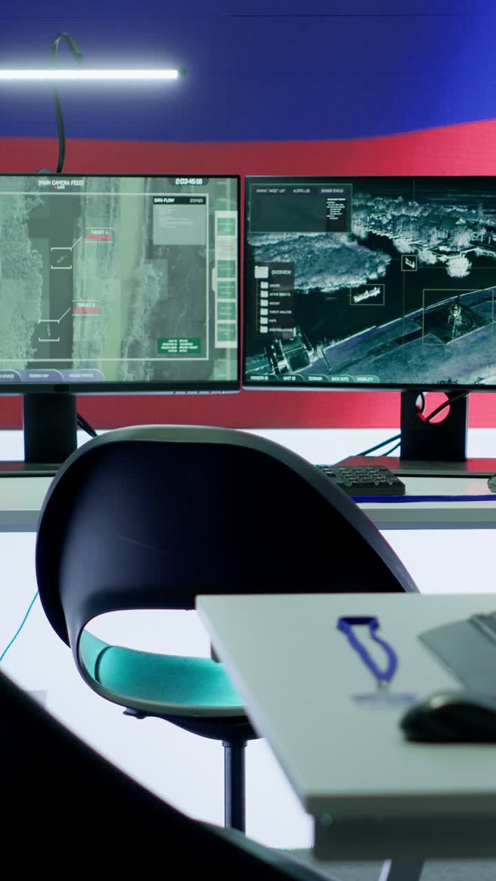 Video verticale: centro di comando militare vuoto per il controllo di droni con la bandiera russa