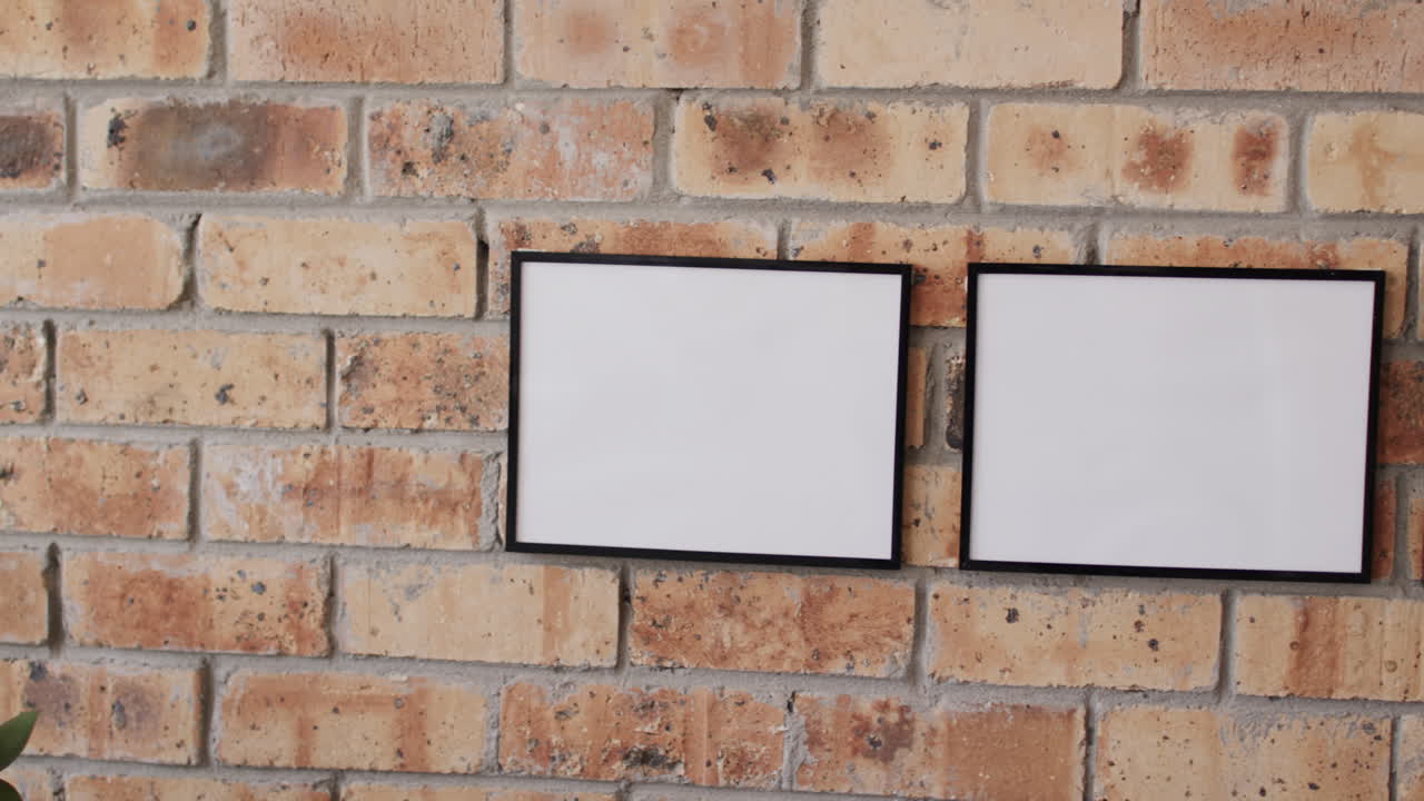 marcos de madera con espacio de copia sobre un fondo blanco contra una pared de ladrillo