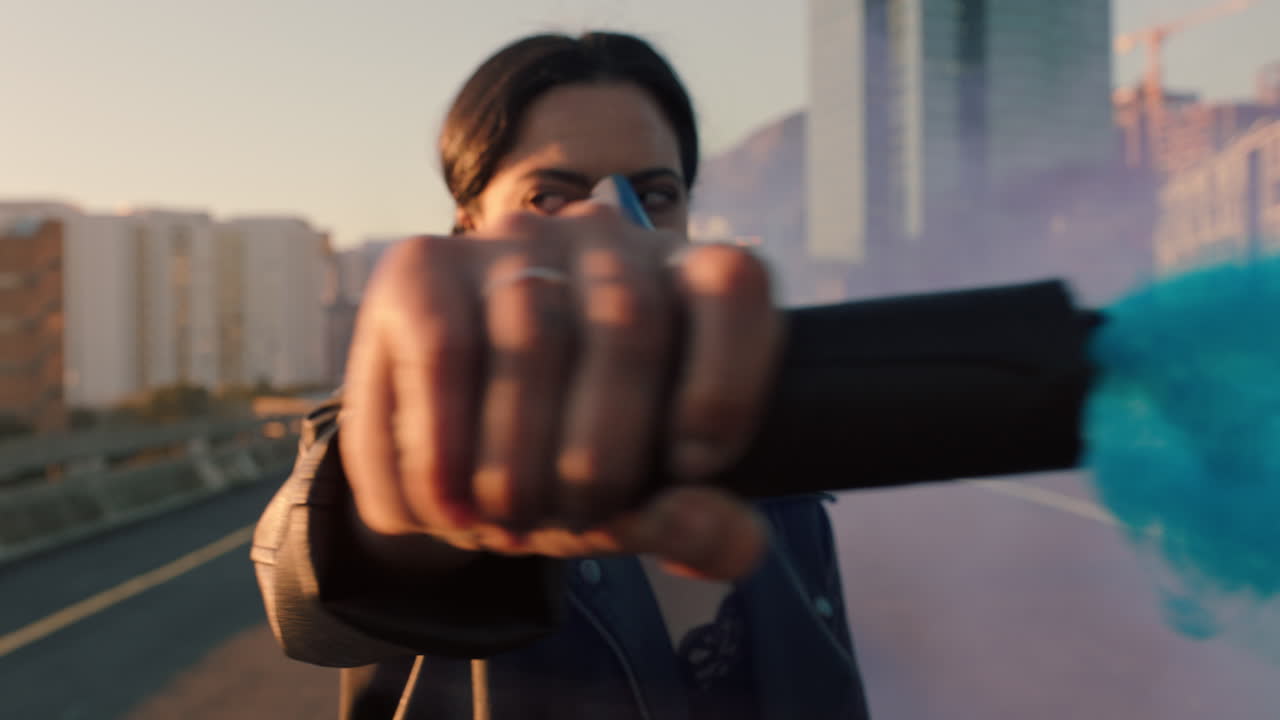 mujer joven con granada de humo con máscara de gas niña rebelde protestando contra la contaminación del cambio climático con respirador para el aire venenoso emergencia del calentamiento global