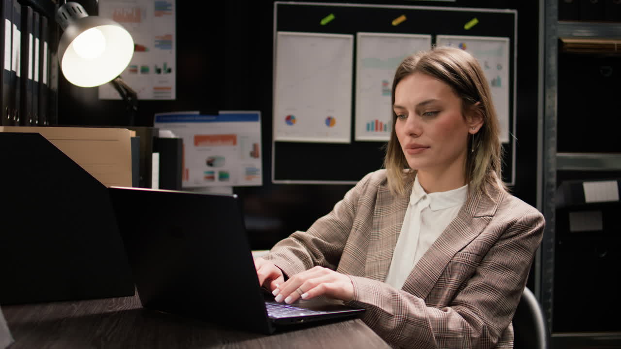 Forretningskvinne som jobber på laptop på kontoret