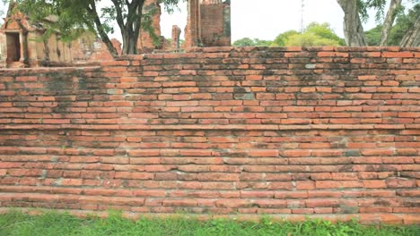 Fortificación-Histórica-De-La-Pared-De-Ladrillo-En-La-Antigua-Ciudad-De-Ayutthaya,-Tailandia