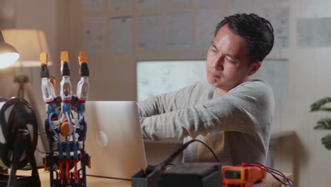 ingeniero trabajando en un proyecto de robótica en casa
