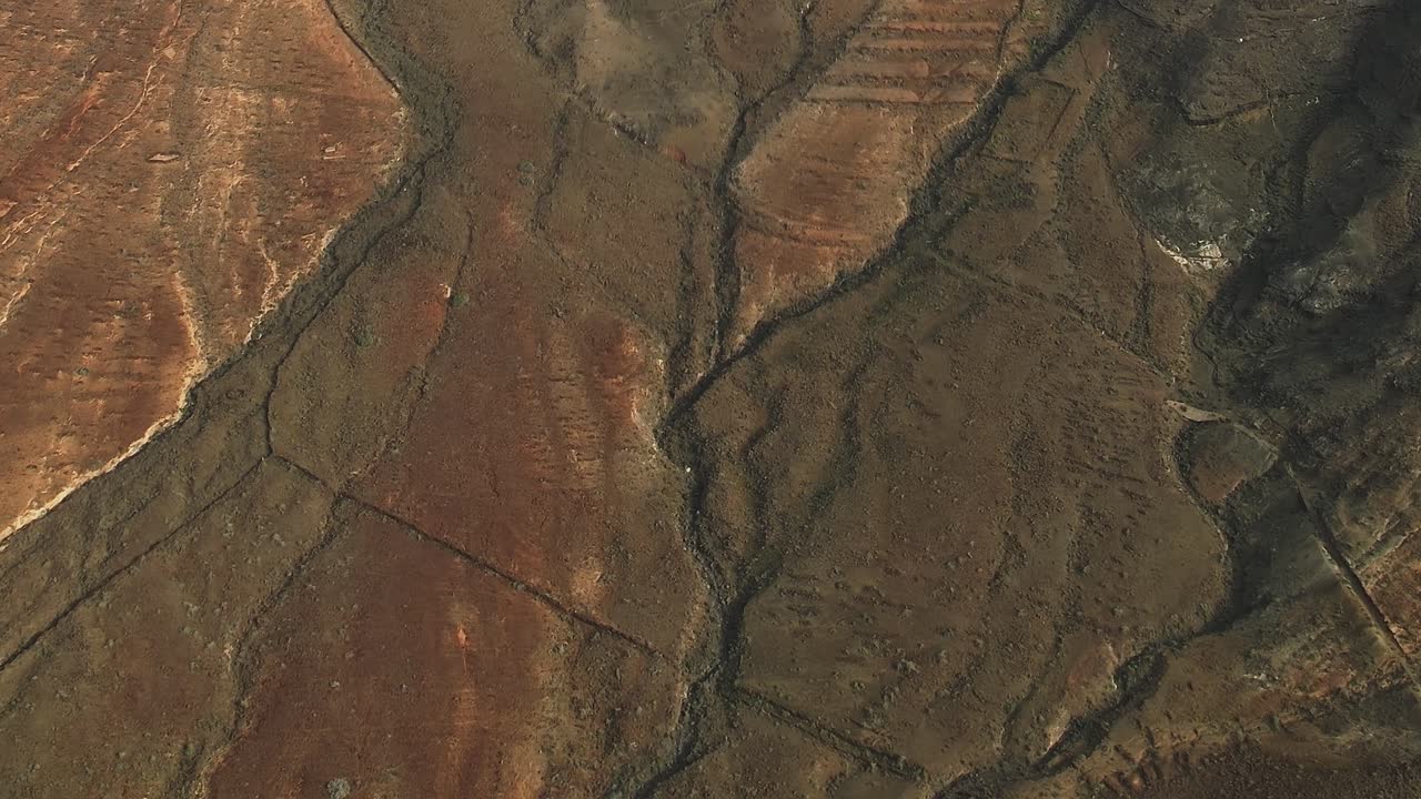 Patrón aéreo texturizado de terreno volcánico árido