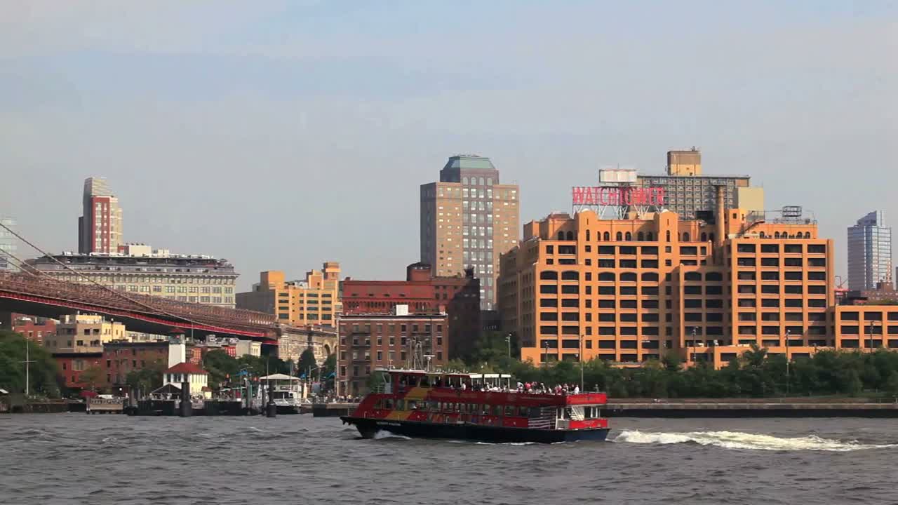 범선이 지나갈 때 페리가 뉴욕시의 브루클린 다리 아래를 통과합니다.